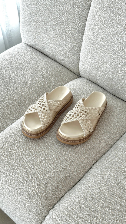 Atzi Slides Bone
