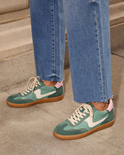 Right Catch Sneakers
