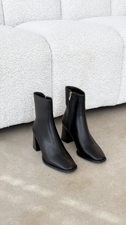 Alania Boots Black