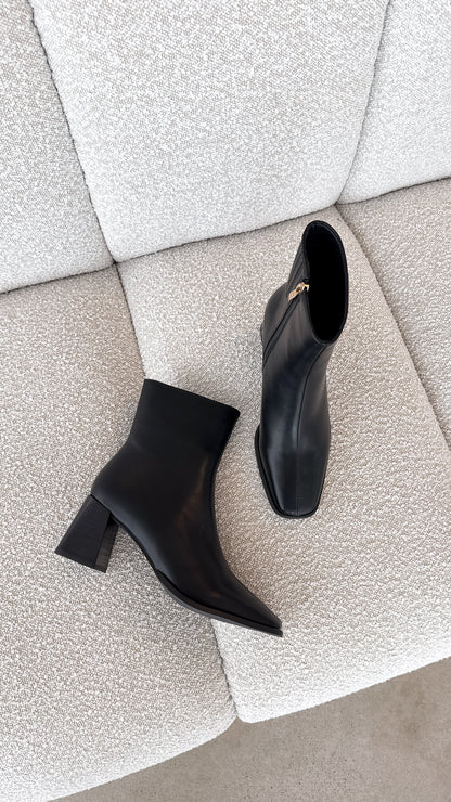 Alania Boots Black