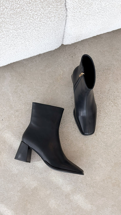 Alania Boots Black